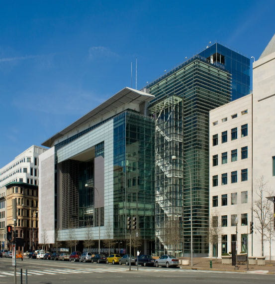 Newseum_0302_2003_553x570